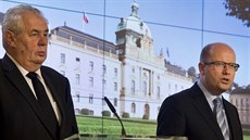 Prezident Miloš Zeman a premiér Bohuslav Sobotka vystoupili se společným...