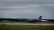 Americký letoun F-15C startuje na misi do Turecka z letecké základny Lakenheath...