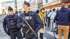 Policisté hlídkující o víkendu v pařížských ulicích měli zbraně vždy po ruce....