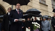 Premiér Bohuslav Sobotka b�hem 17. listopadu u Hlávkovy koleje v Praze