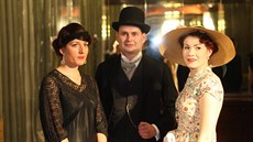 Retro módní p�ehlídka uspo�ádená v rekonstruovaném bytovém interiéru od Adolfa...