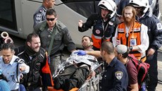 Izraelská záchranka odvá�í ran�ného z �idovské osady Pisgat Zeev severn� od...