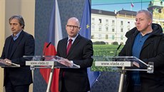 Premiér Bohuslav Sobotka s ministrem obrany Martinem Stropnickým a ministrem...