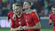 eský útoník Tomá Necid (vpravo) se s Pavlem Kadeábkem radují z gólu v...