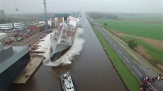 Spouštění nákladní lodi na hladinu vodního kanálu v nizozemském Groningenu.