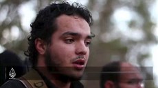 Abú Salman al-Faransí na videu, které organizace Islámský stát poprvé...