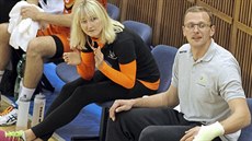 Zranný Tomá iroký sledoval utkání Karlovarska ve svém nkdejím psobiti v...