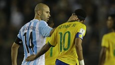 Argentinec Javier Mascherano a Brazilec Neymar se zdraví po prestižním...