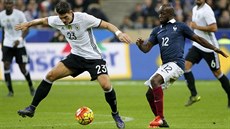 Francouzský reprezentant Lassana Diarra v souboji s N�mcem Mariem Gomezem v...