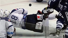 Plze�ský Dominik Kubalík vypálil v pádu na vítkovickou branku.