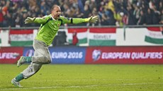 Maďarský brankář Gábor Király se raduje z postupu na mistrovství Evropy 2016.
