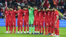 Turečtí fotbalisté drží minutu ticha za oběti teroristických útoků v Paříži....