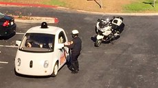 Policista zastavil samoídící auto Google