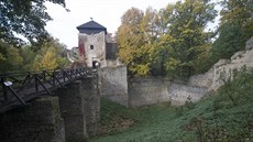 K hlavní brán hradu vede devný most.