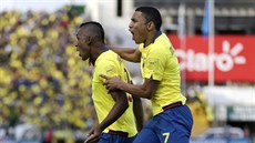 Ekvádor�tí fotbalisté Fidel Martinez (vlevo) a   Jefferson Montero se radují z...