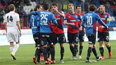 Fotbalisté Plzn se radují z gólu v pohárovém duelu s Brnem.