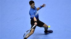 Srbský tenista Novak Djokovi v duelu Turnaje mistr s Japoncem Keiem Niikorim.