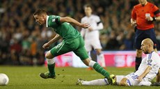 Irský fotbalista James McCarthy (vlevo) se snaí odpoutat od Edina Cocalie z...