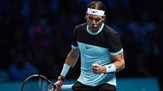 Španělský tenista Rafael Nadal v duelu Turnaje mistrů se Stanem Wawrinkou ze...