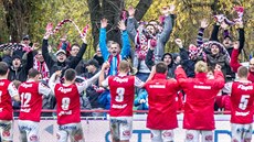 Pardubi�tí fotbalisté se spolu s fanou�ky radují z výhry nad Spartou.