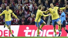 Švédský kanonýr Zlatan Ibrahimovic (vpravo) se raduje se spoluhráči z gólu v...
