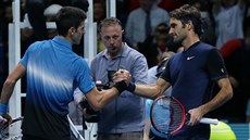 Roger Federer (vpravo) přijímá gratulaci od Novaka Djokoviče.