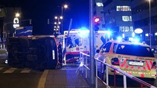V�z záchranné slu�by skon�il na boku (18. listopadu 2015).