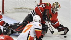 Chicagský gólman Scott Darling zasahuje v utkání s Calgary.