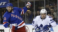Roman Polák (vpravo) z Toronta svádí souboj s J. T. Millerem z NY Rangers.