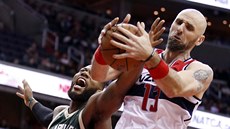 Marcin Gortat (vpravo) z Washingtonu a Greg Monroe z Milwaukee se petahují o...