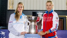 Karolína Plíková (vlevo) a Maria arapovová pi slavnostním losu Fed Cupu