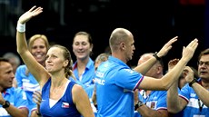 Radost po vyhraném utkání Petry Kvitové ve finále Fed Cupu, vpravo od ní je...