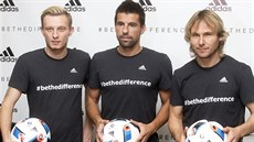 (Zleva) Ladislav Krejčí, Milan Baroš a Pavel Nedvěd představují míč pro...