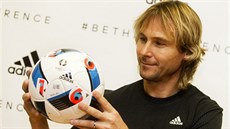 Pavel Nedvd pedstavuje mí pro fotbalové Euro 2016.