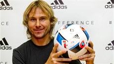 Pavel Nedvd pedstavuje mí pro fotbalové Euro 2016.