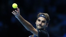 Roger Federer servíruje v duelu Turnaje mistr proti Niikorimu