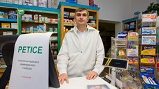 Lékárník Milo� Koukol provozuje lékárnu v Ho�icích.