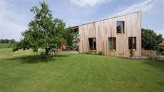 Zahrada postupn� získává svou tvá�. 