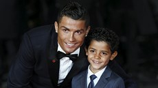 Cristiano Ronaldo a jeho syn Cristiano Ronaldo Jr. (Londýn, 9. listopadu 2015)