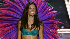 Modelka Alessandra Ambrosio na pehlídce Victoria's Secret Fashion Show (New...