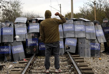 Policie se stetla s migranty na hranicích ecka a Makedonie. (28. listopadu...