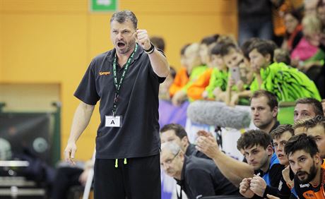 Trenér plzeských házenká Martin etlík se raduje z úspné akce svého týmu.