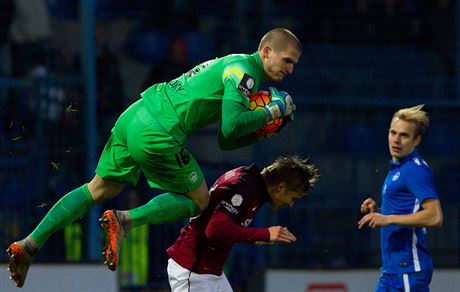 Liberecký gólman Václav Hladký v souboji se Spartou na podzim 2015.