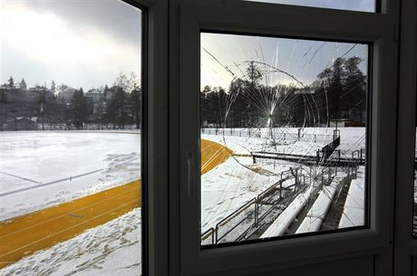 Vandalové ádili v chebském sportovním areálu.