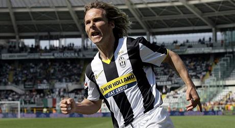 Pavel Nedvd z Juventusu se raduje z gólu