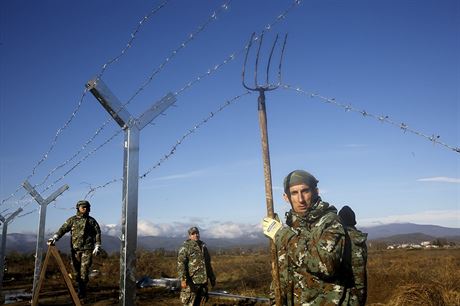 Makedontí vojáci staví na hranicích s eckem plot pro uprchlíkm (28....