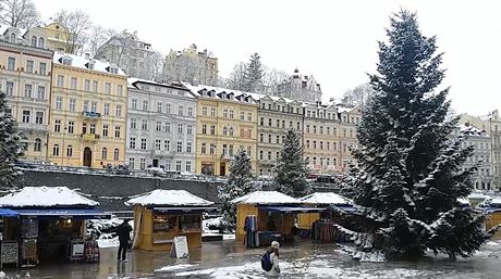 Vánoní trhy ped karlovarským hotelem Thermal.