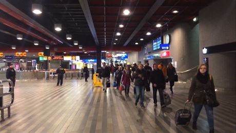 Kvli hrozb bombou policie v nedli evakuovala budovu hlavního nádraí. Metro stanicí hodinu jen projídlo.