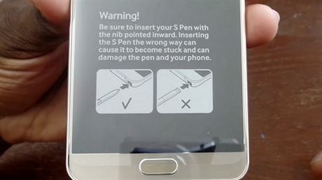 Samsung nov Galaxy Note 5 dodává s varováním pímo na pebalu