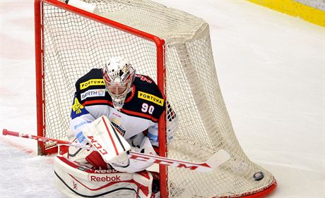 Královehradecký branká Ondej Kacetl v duelu s Mladou Boleslaví.